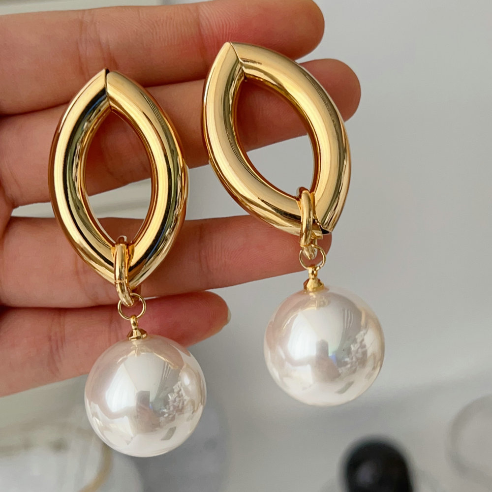 Chunky pearl earrings