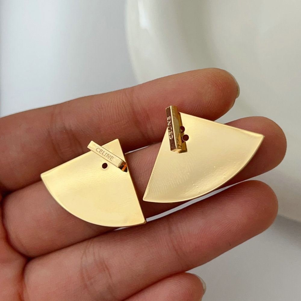 Fan-shaped earrings
