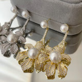Flower pearl earrings