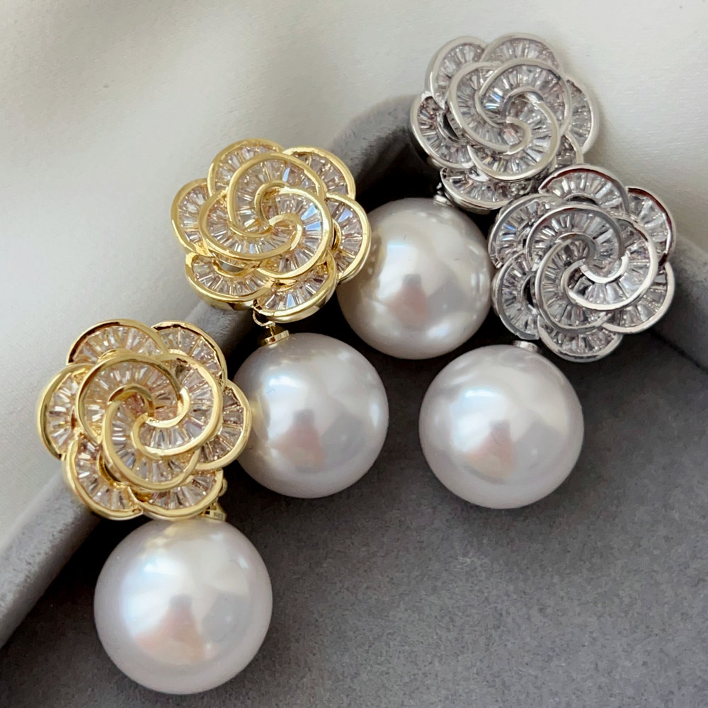 Flower pearl earrings