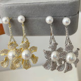 Flower pearl earrings