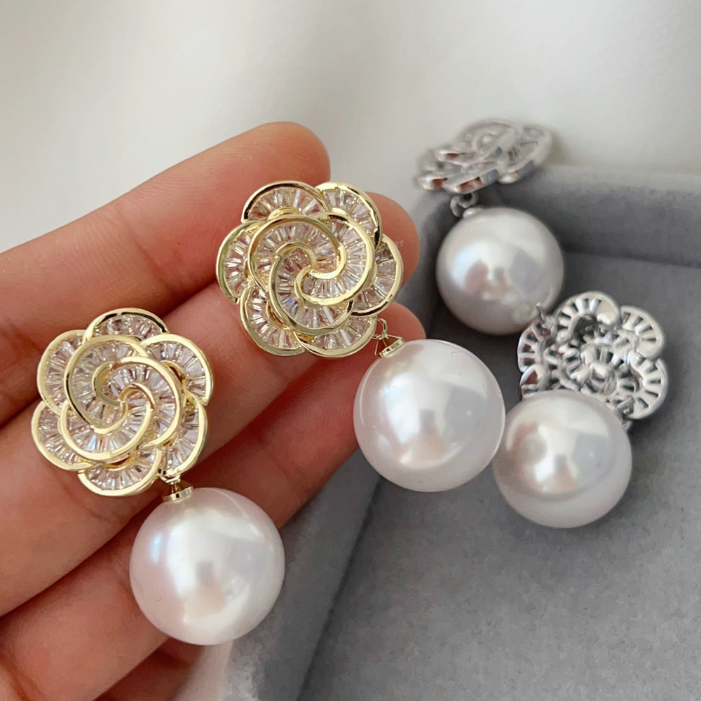 Flower pearl earrings