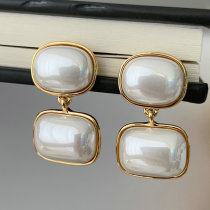 Square pearl earrings