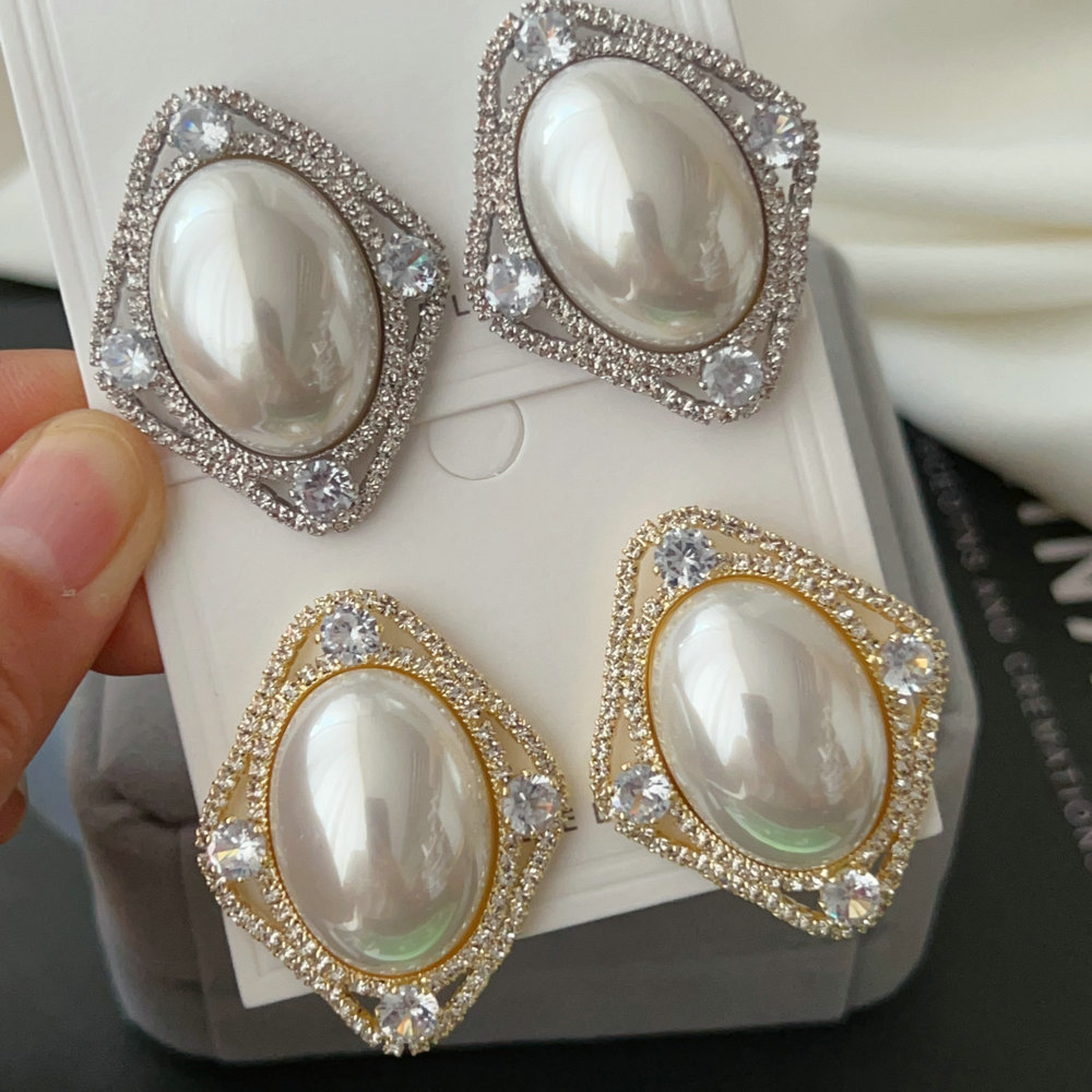 Oval pearl earrings