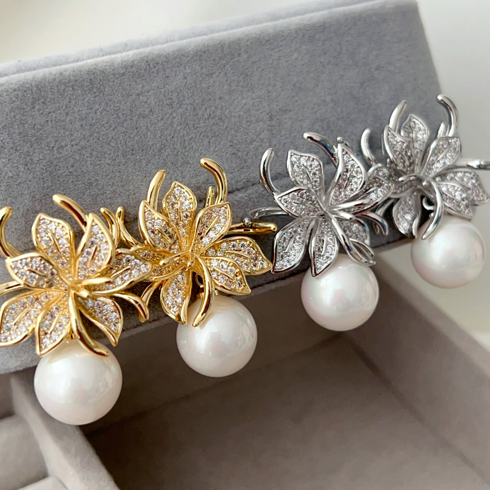 Flower pearl earrings