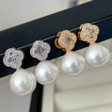 Flower pearl earrings
