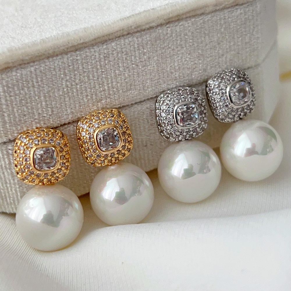 Basic pearl earrings