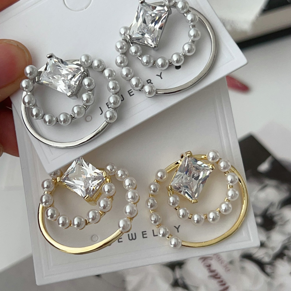 Round pearl earrings