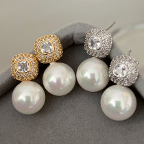 Basic pearl earrings