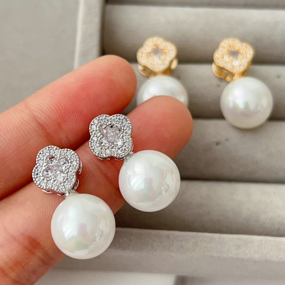 Flower pearl earrings