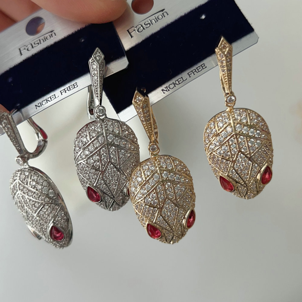 Red eye zircon earrings