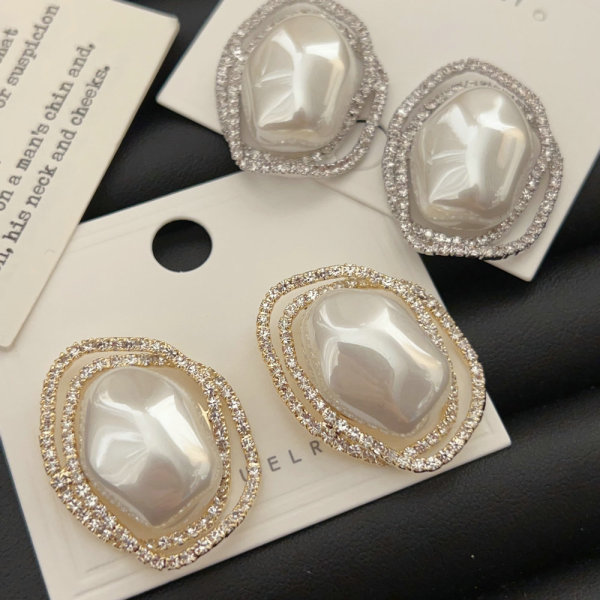 Oval pearl earrings
