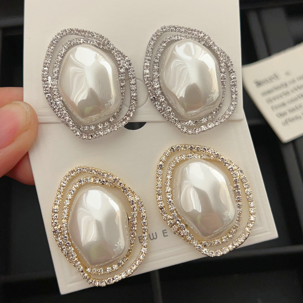 Oval pearl earrings