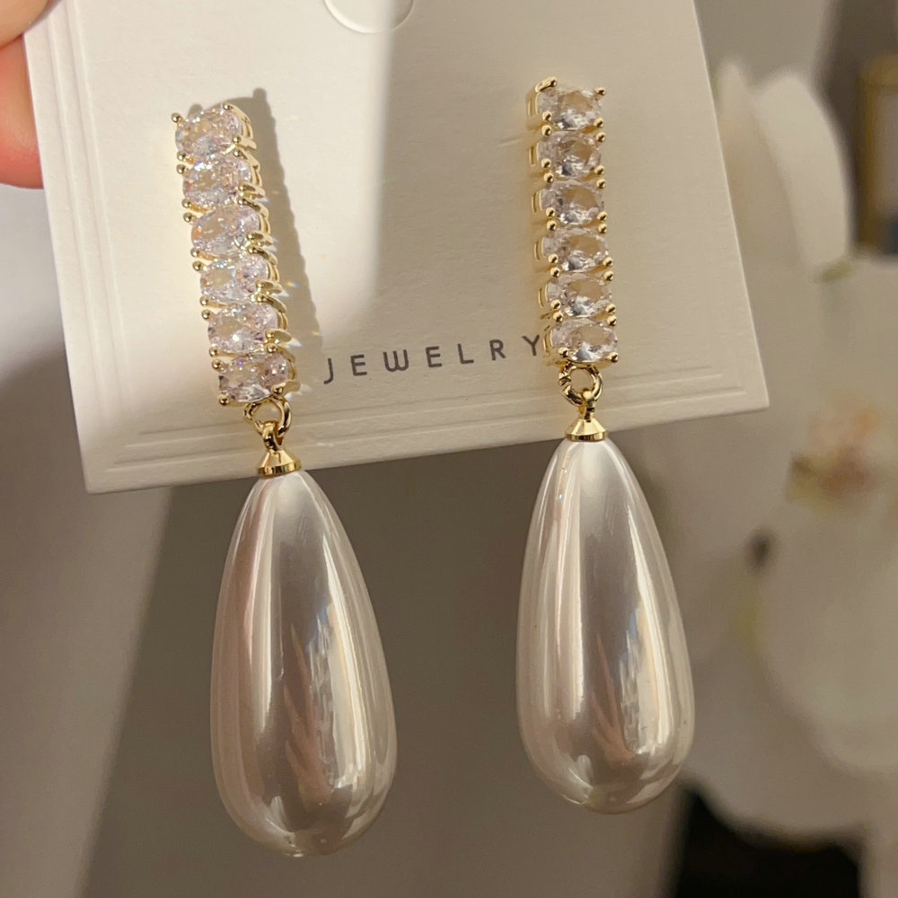 Water drop pearl earrings