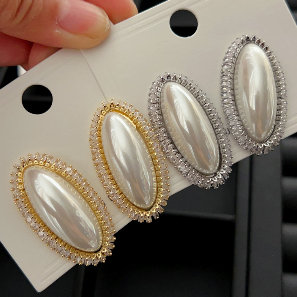 Oval pearl earrings