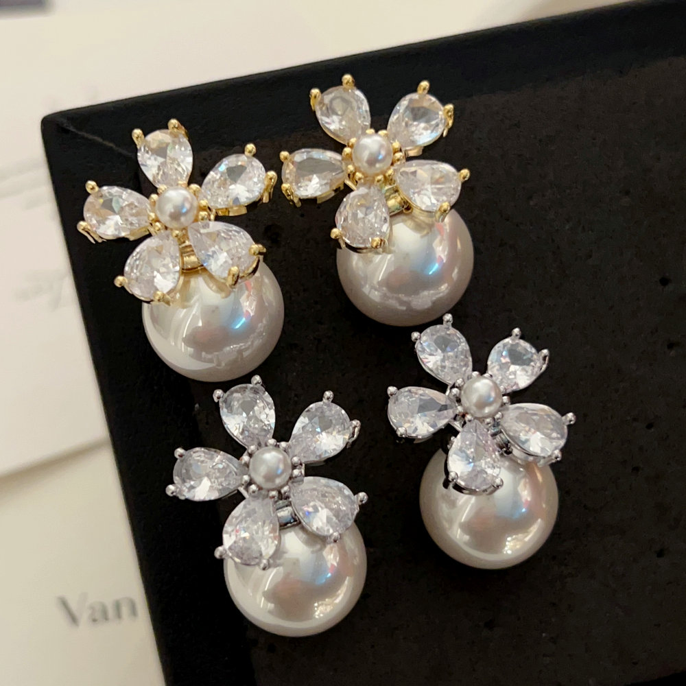 Flower pearl earrings