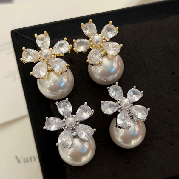 Flower pearl earrings