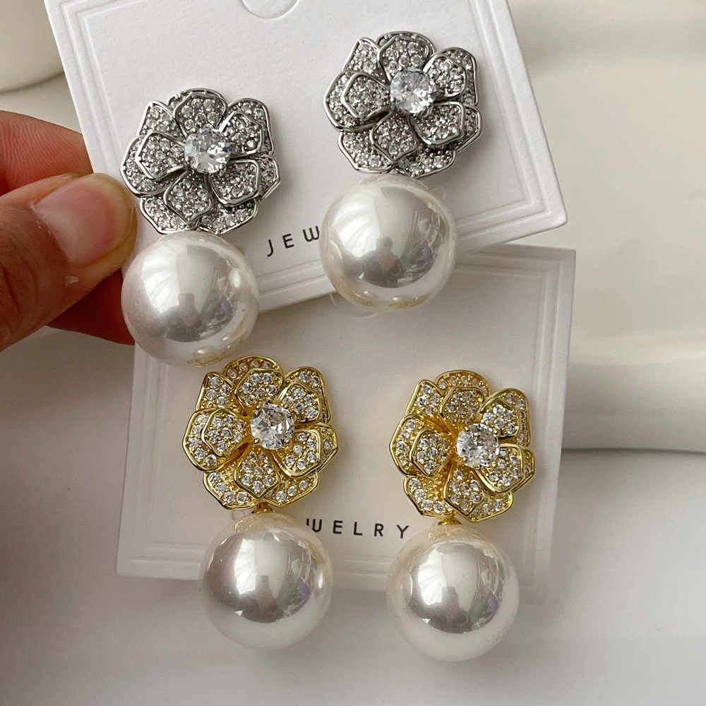 Pearl flower earrings