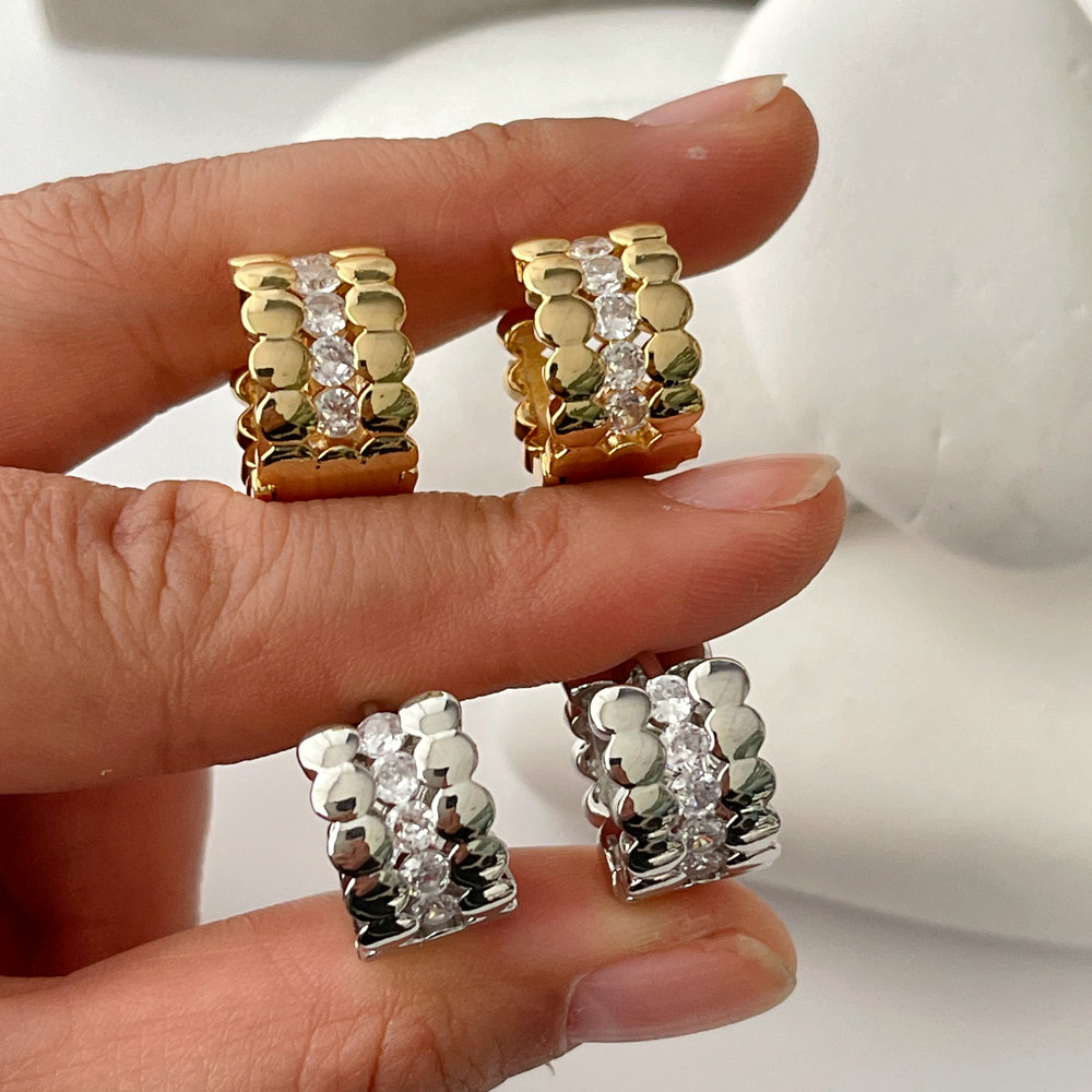 Simple zircon hoop