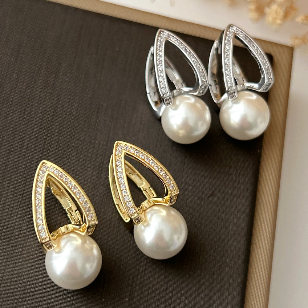 Fashion pearl earrings