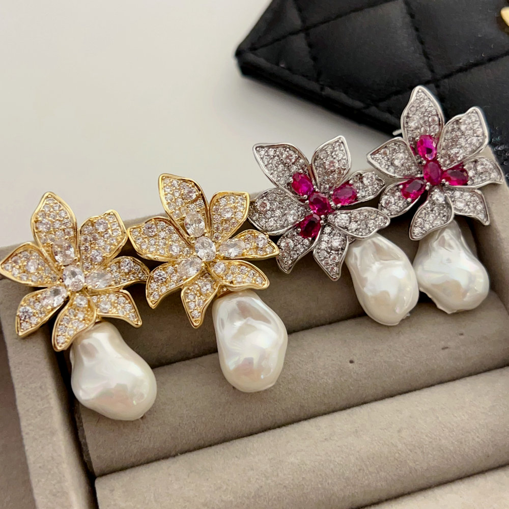 Glass pearl flower earrings