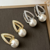 Fashion pearl earrings