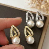Fashion pearl earrings