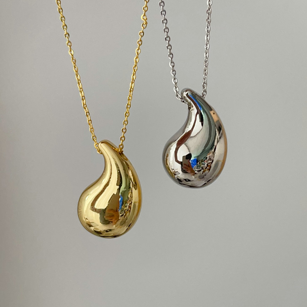 Comma pendant necklace