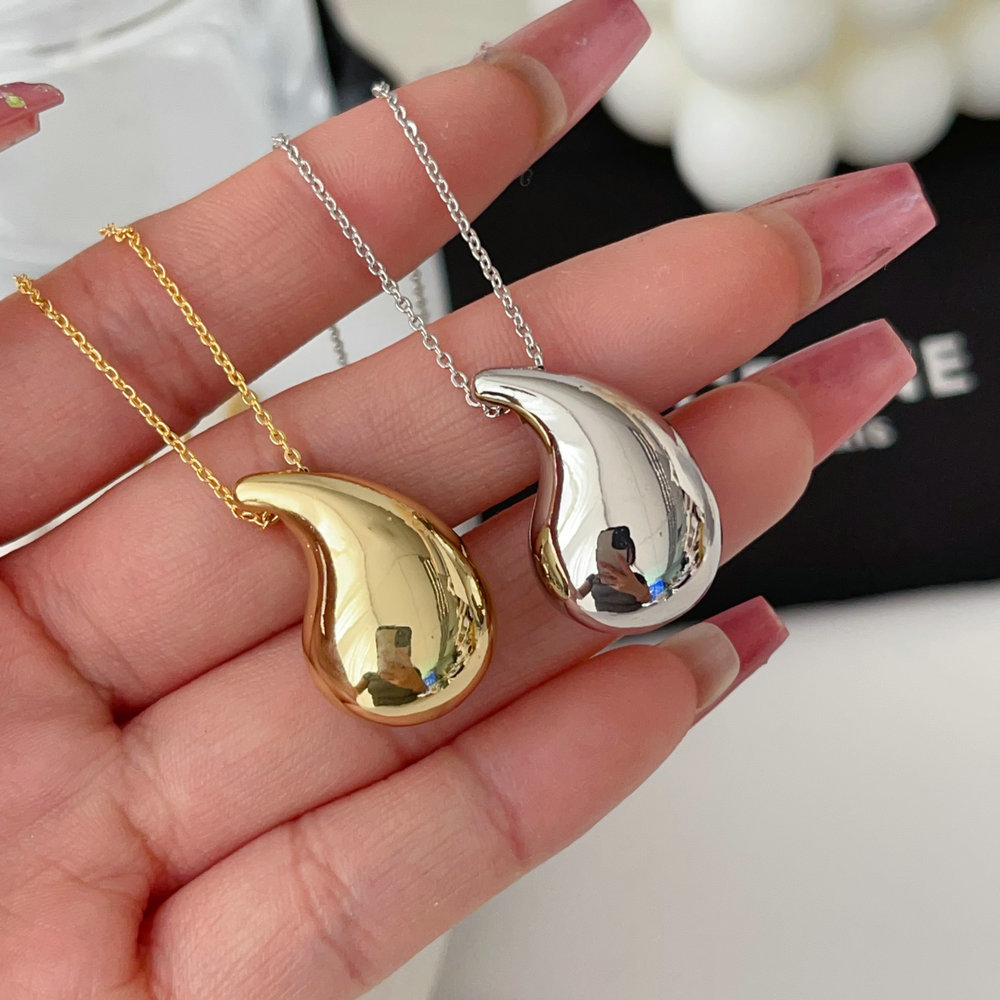 Comma pendant necklace