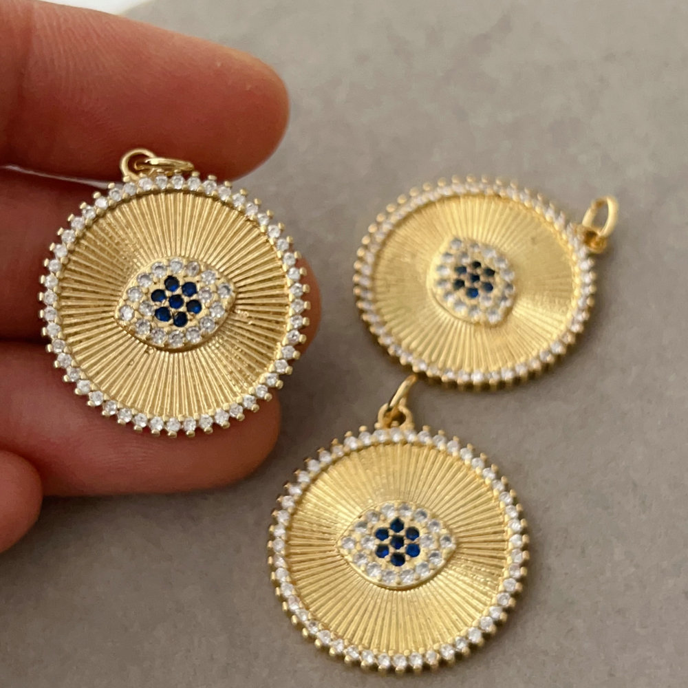 Round eye charm