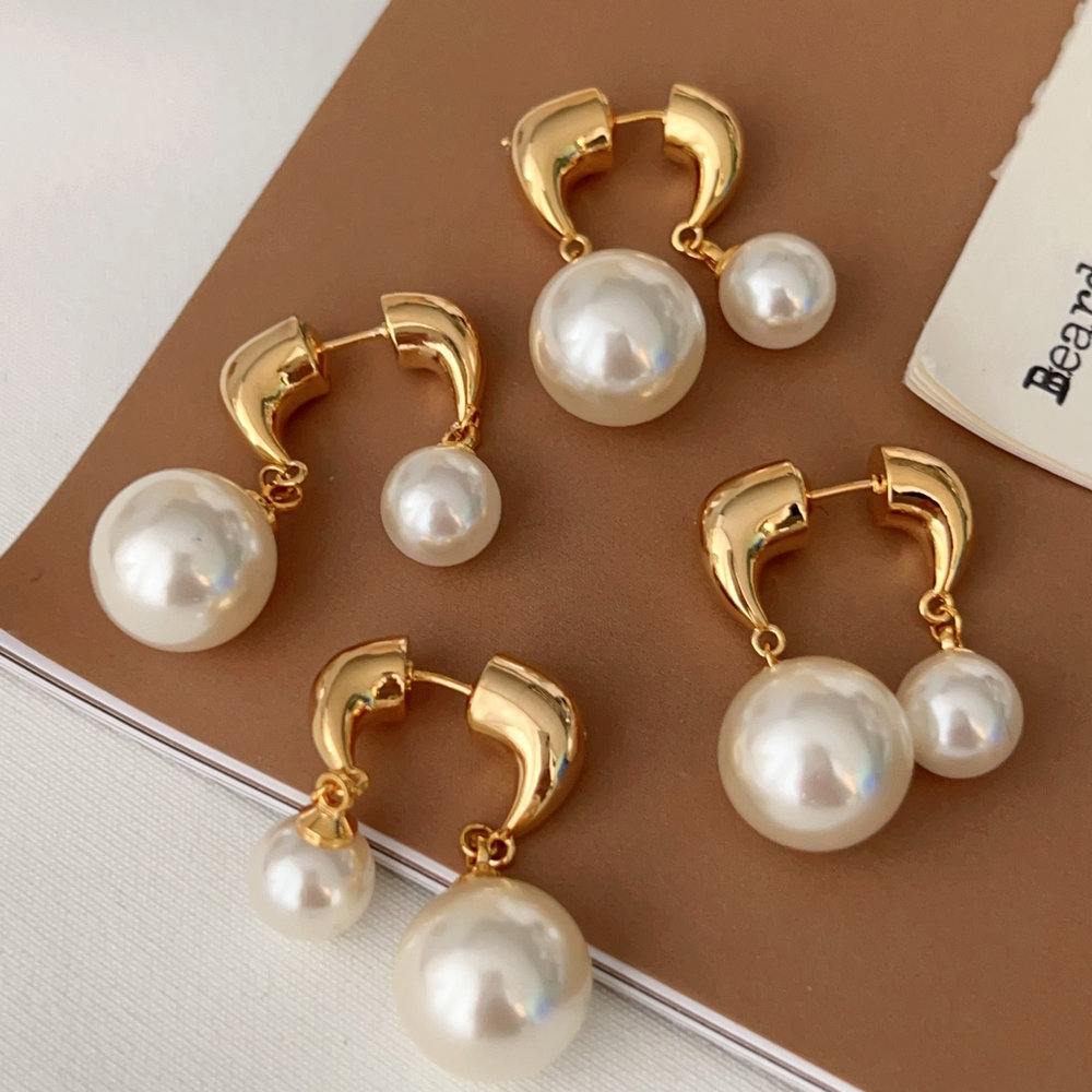 Pearl drop earrings