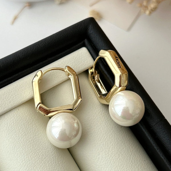 Square pearl earrings
