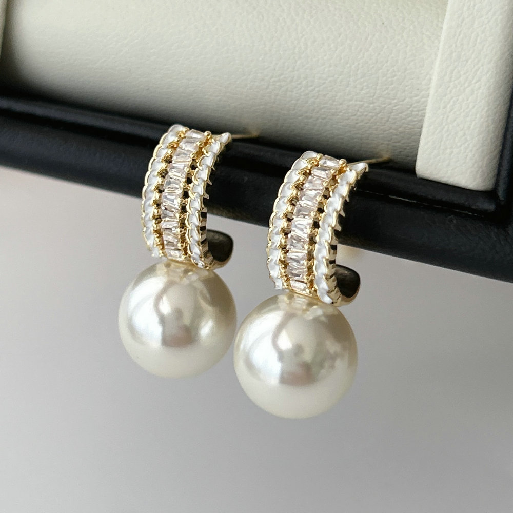 Enamel white pearl earrings