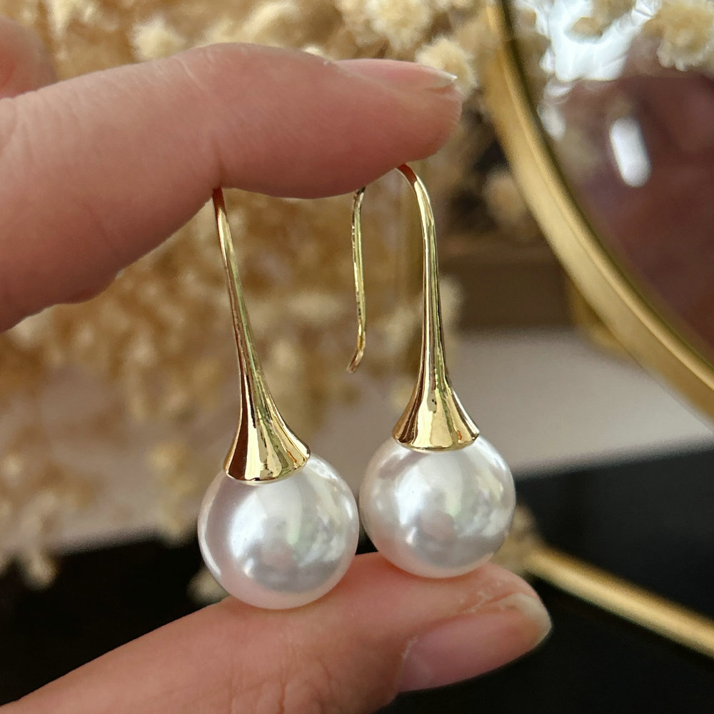 Simple pearl earrings