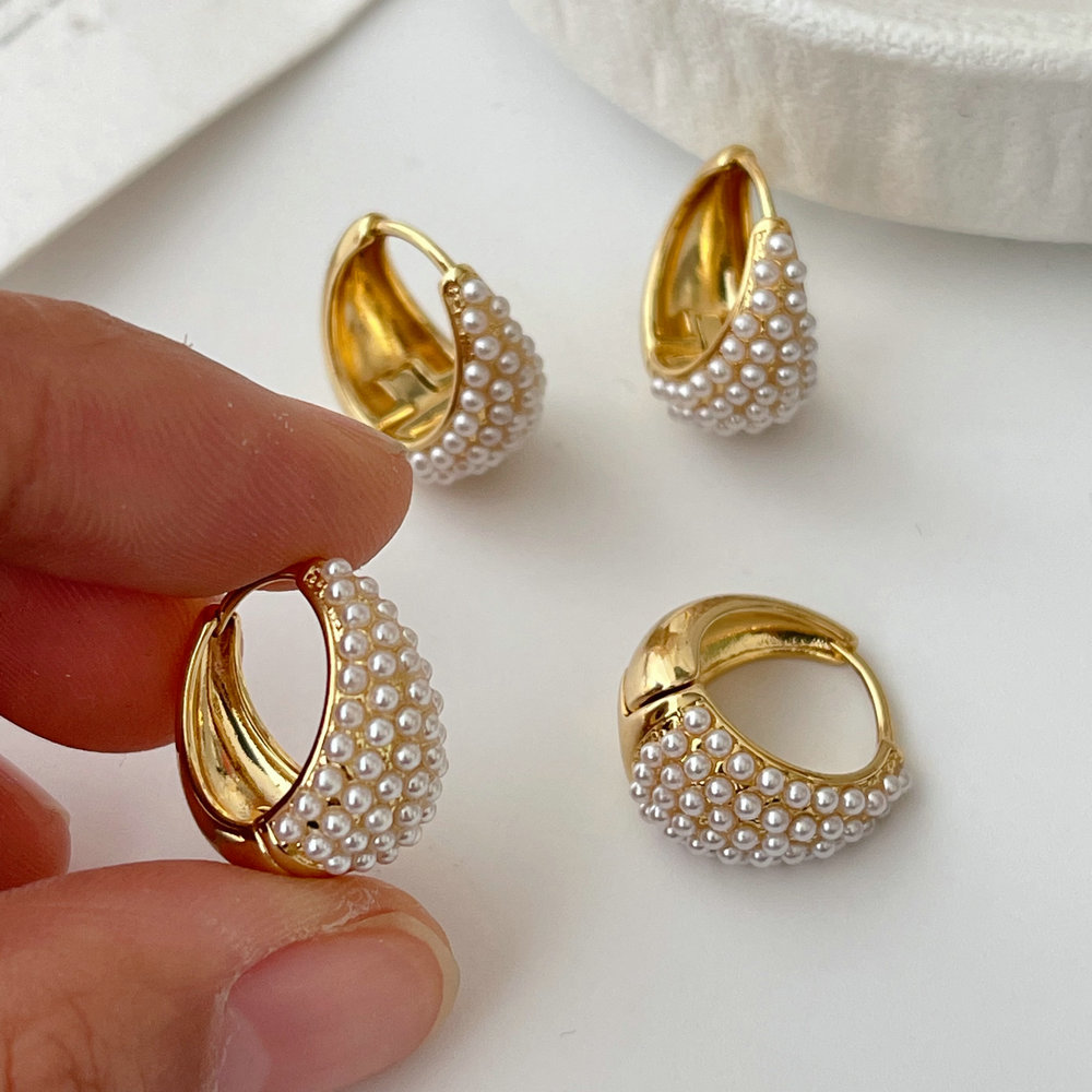 Basic glass pearl earrings
