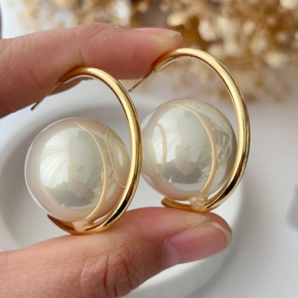 Chunky pearl earrings
