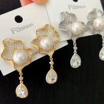 Lotus leaf pearl earrings