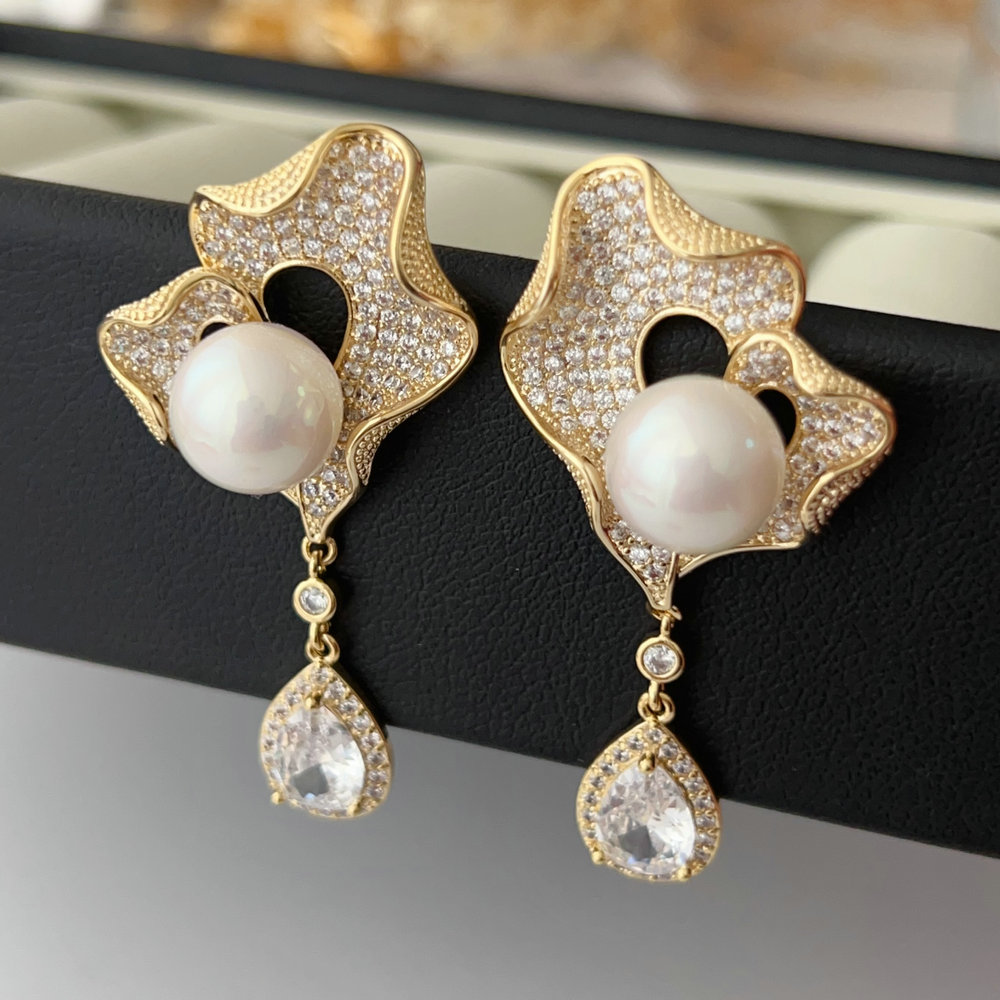 Lotus leaf pearl earrings