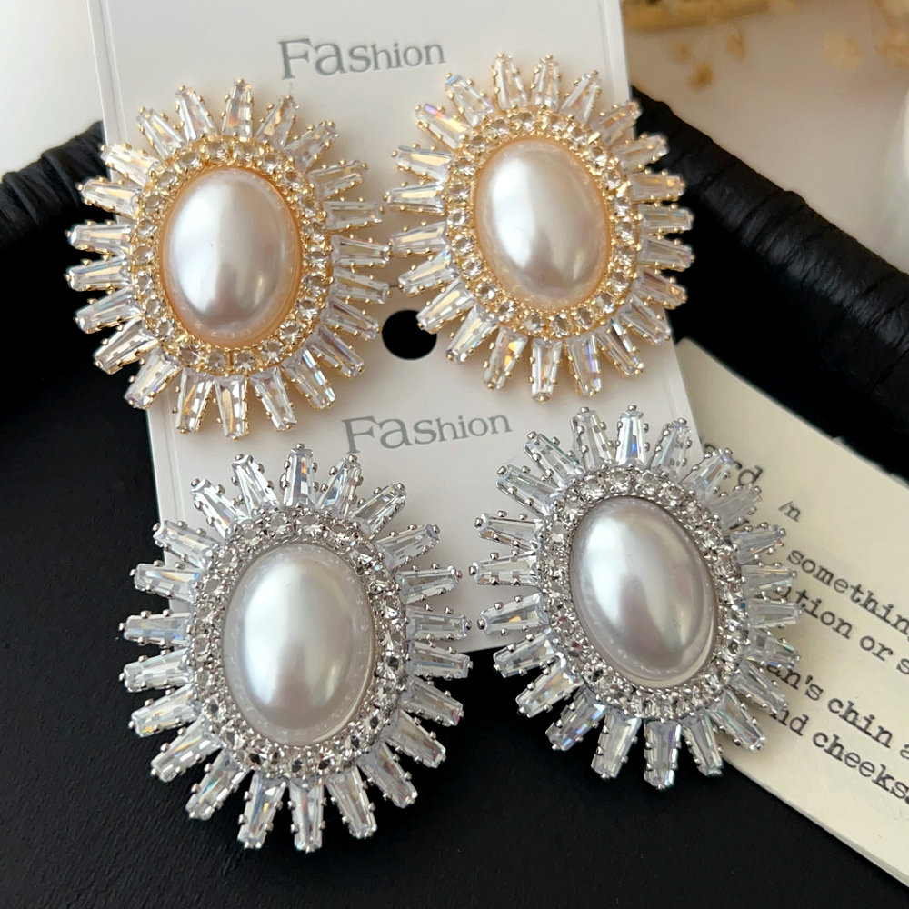 Oavl chunky pearl earrings