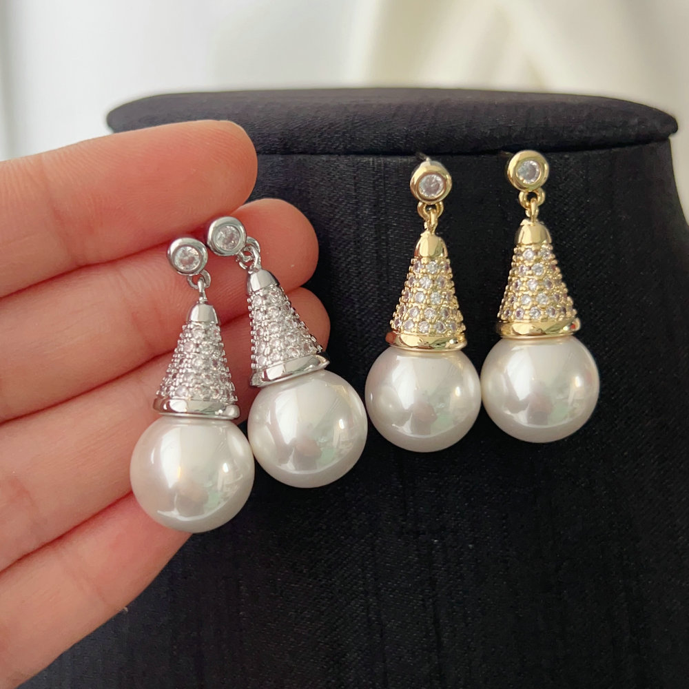 Drop pearl earrings