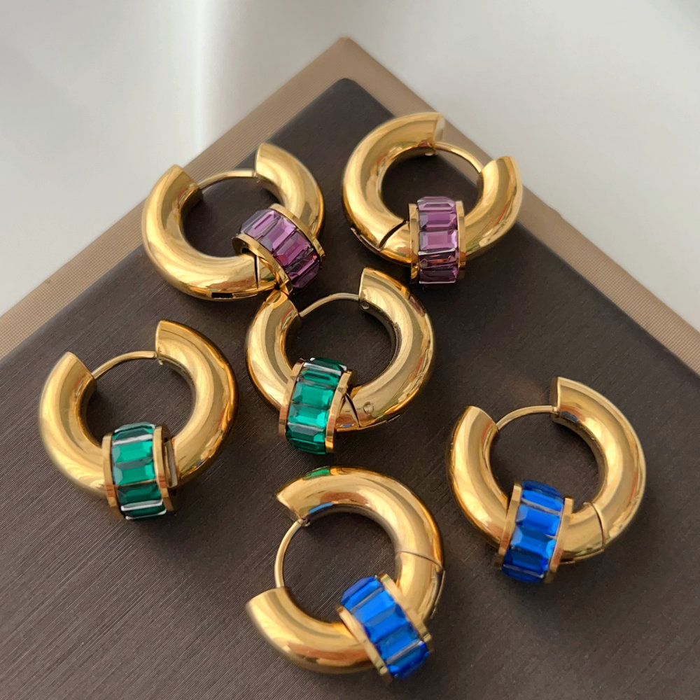 Stainless steel hoop with circle charm