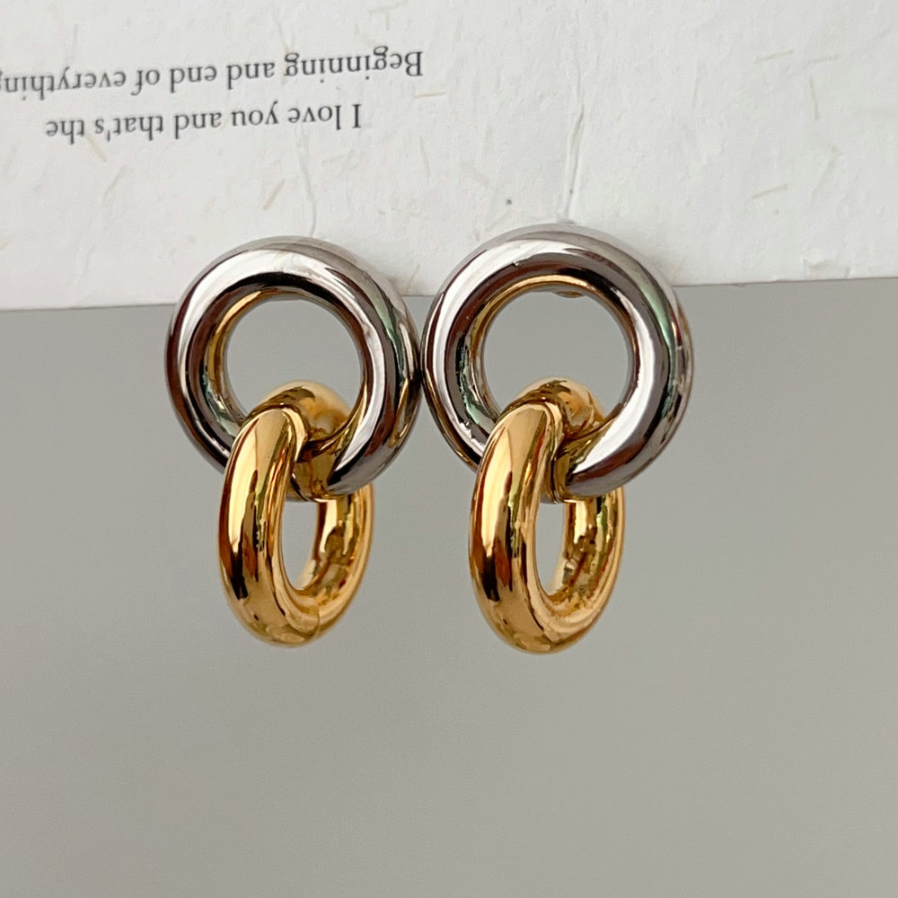 Small circle earrings
