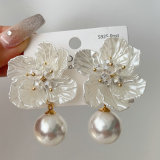 Glass pearl flower earrings