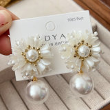 Glass pearl fower earrings