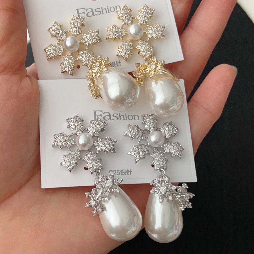 Flower pearl earrings