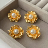 Flower pearl earrings