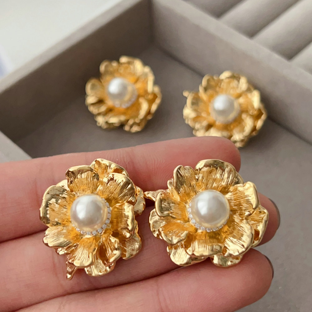 Flower pearl earrings