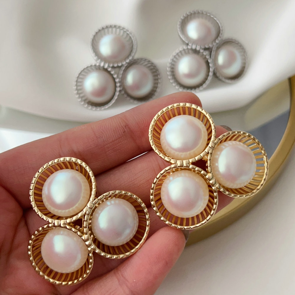 Flower pearl earrings