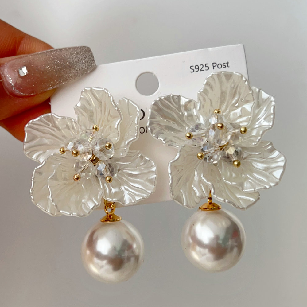 Glass pearl flower earrings