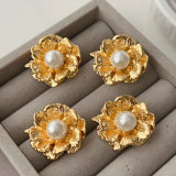 Flower pearl earrings